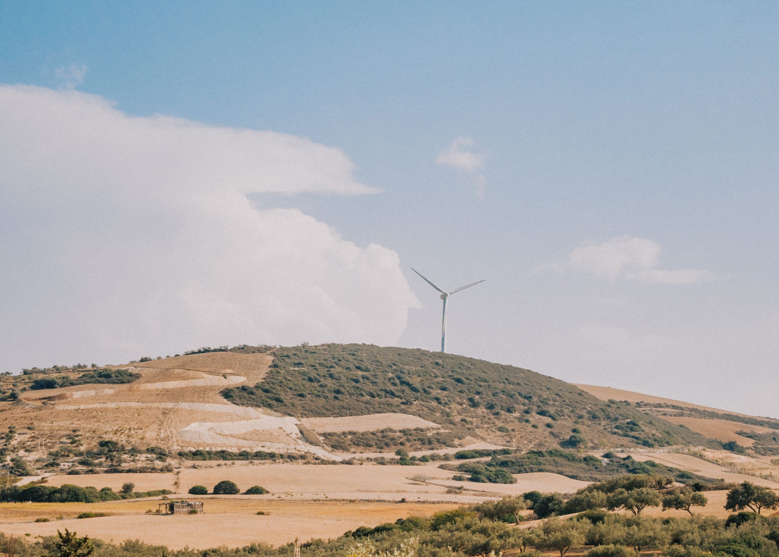 Paysage rural avec éolienne sous ciel dégagé