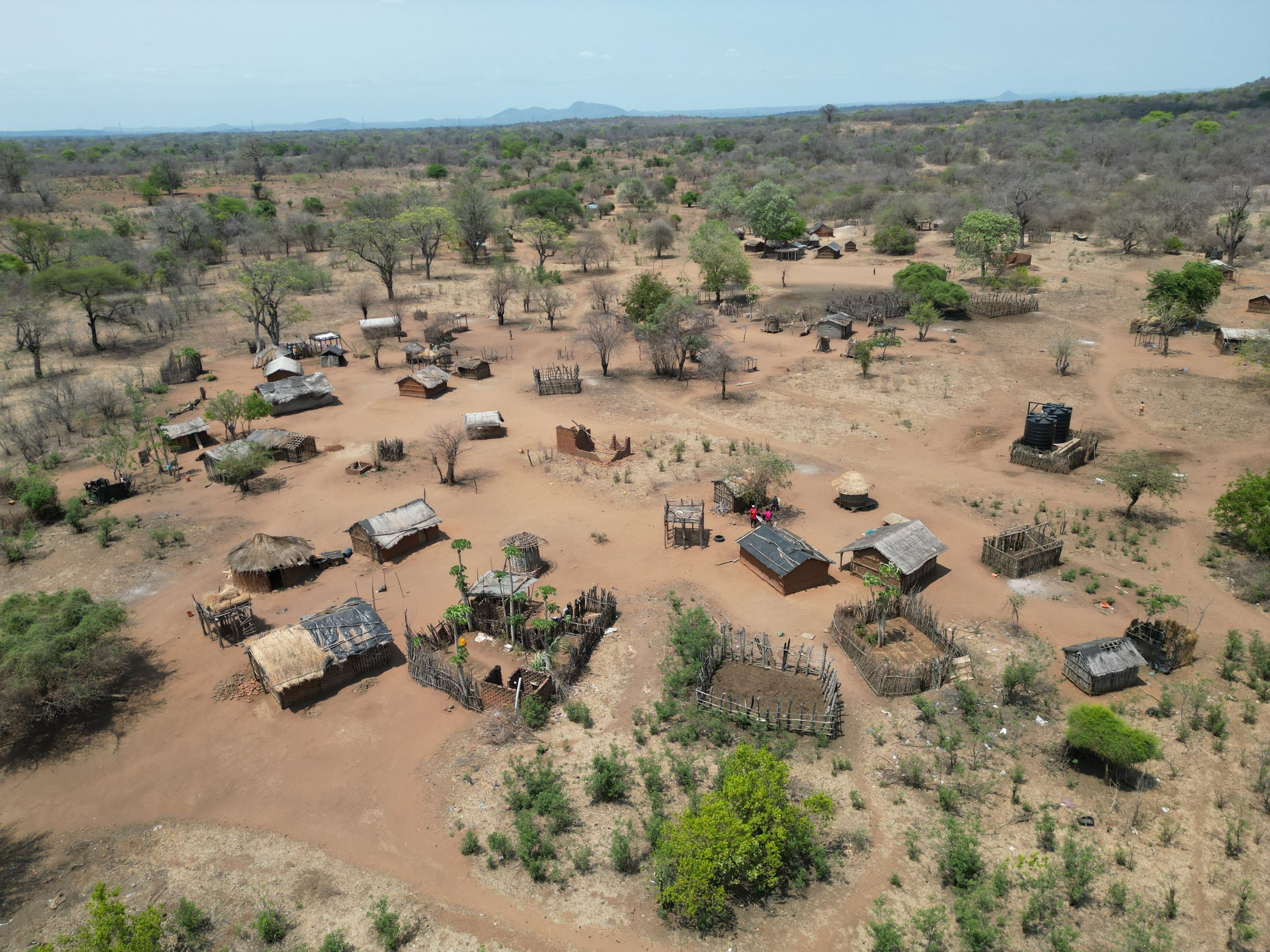 Village traditionnel entouré de nature verdoyante