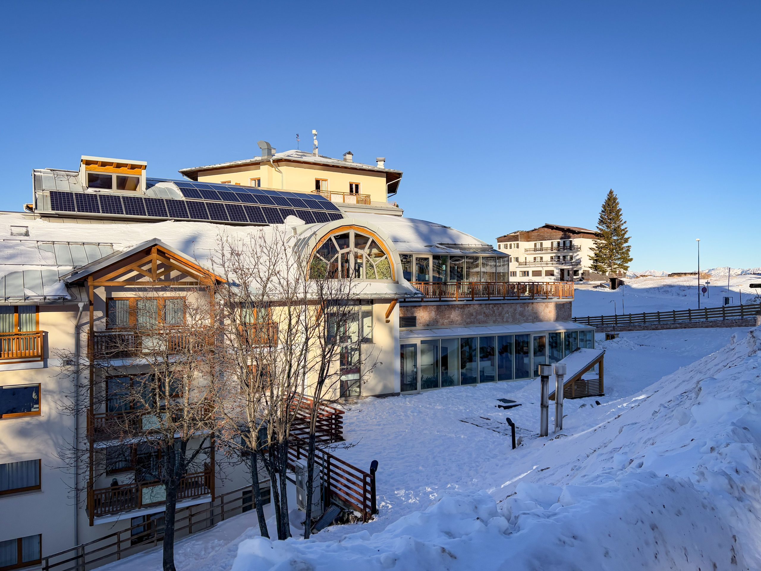 Station ski alpine avec panneaux solaires enneiges