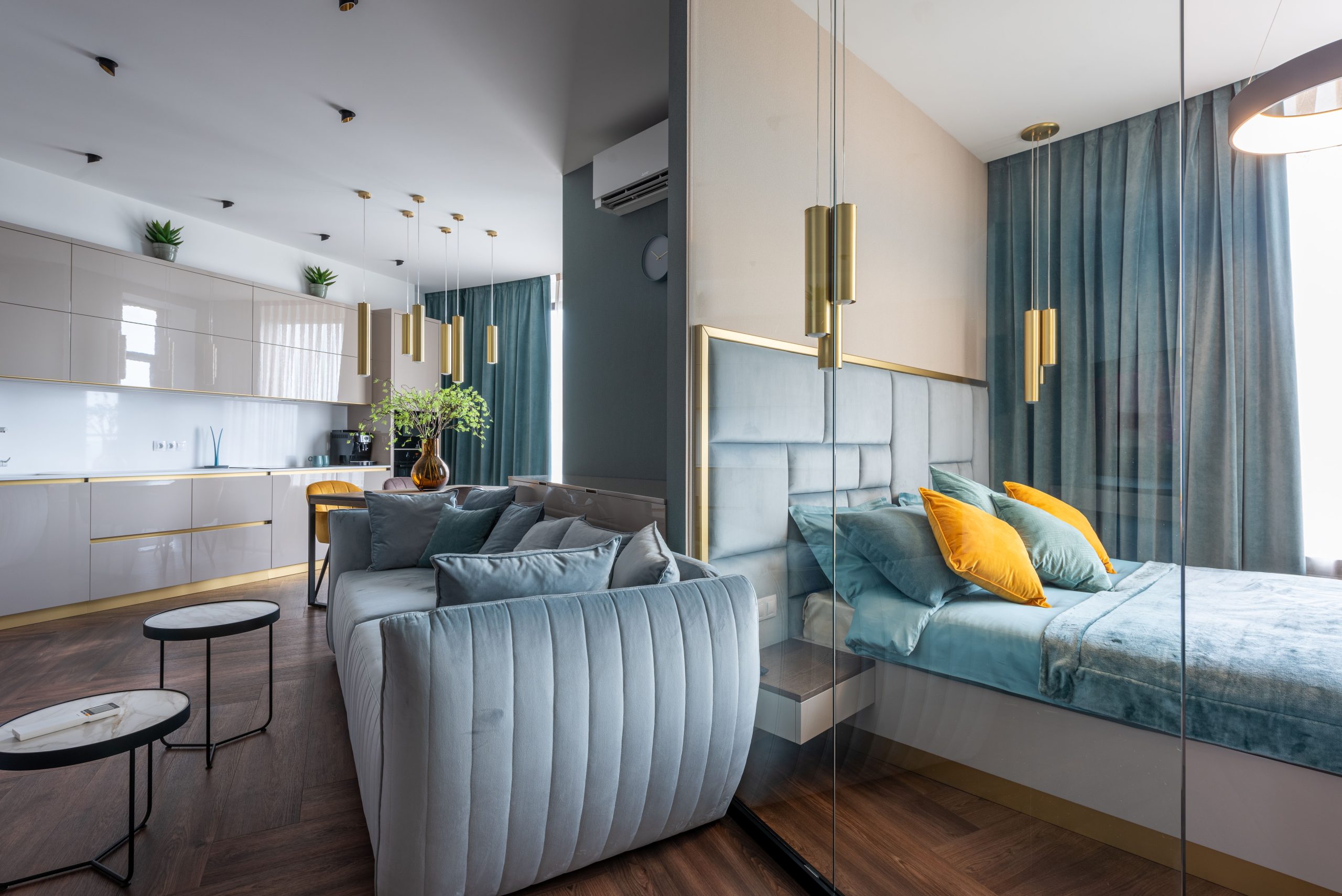 Cuisine moderne et chambre spacieuse bien éclairée