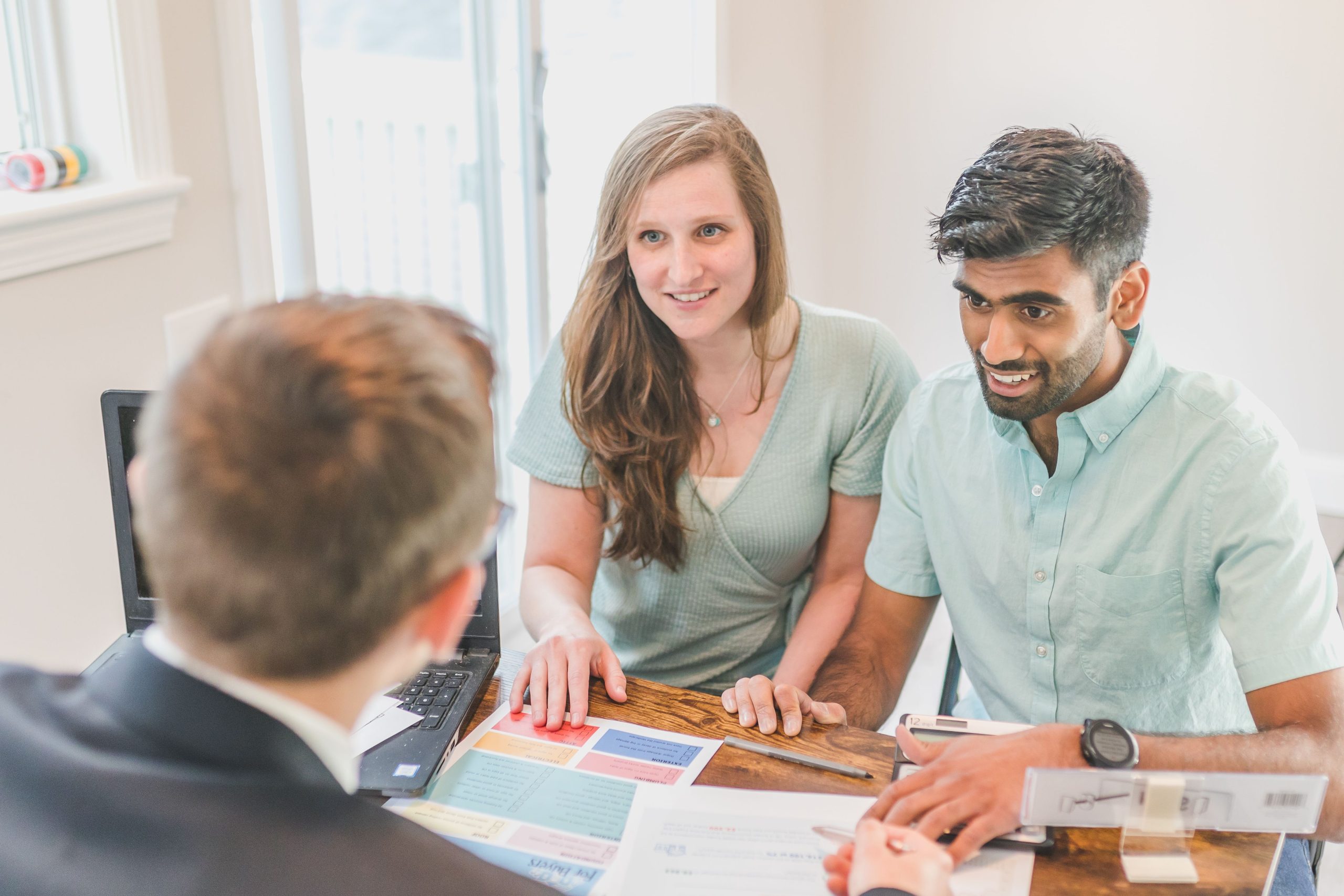 Agent immobilier présentant bien à couple primo-accedant