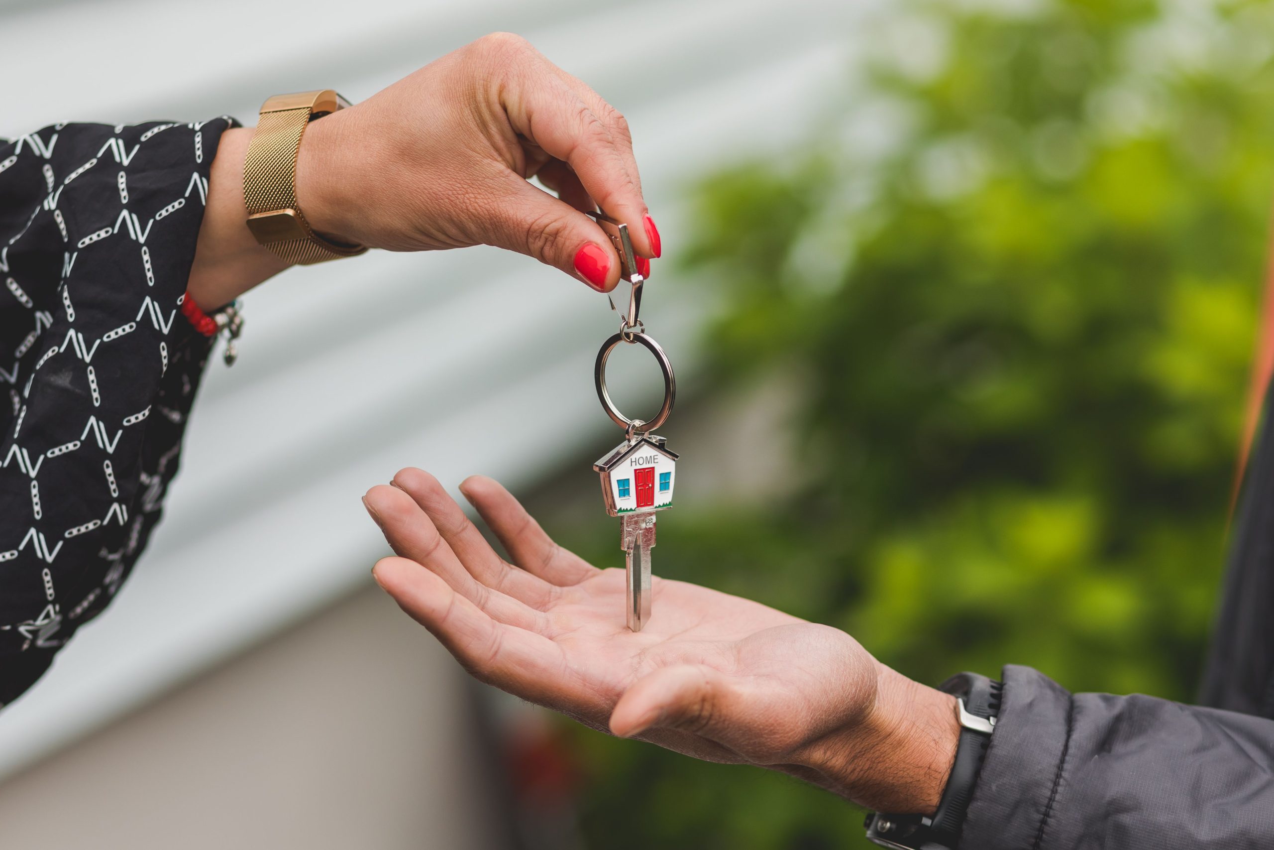 Main tenant clé avec porte-clés maison
