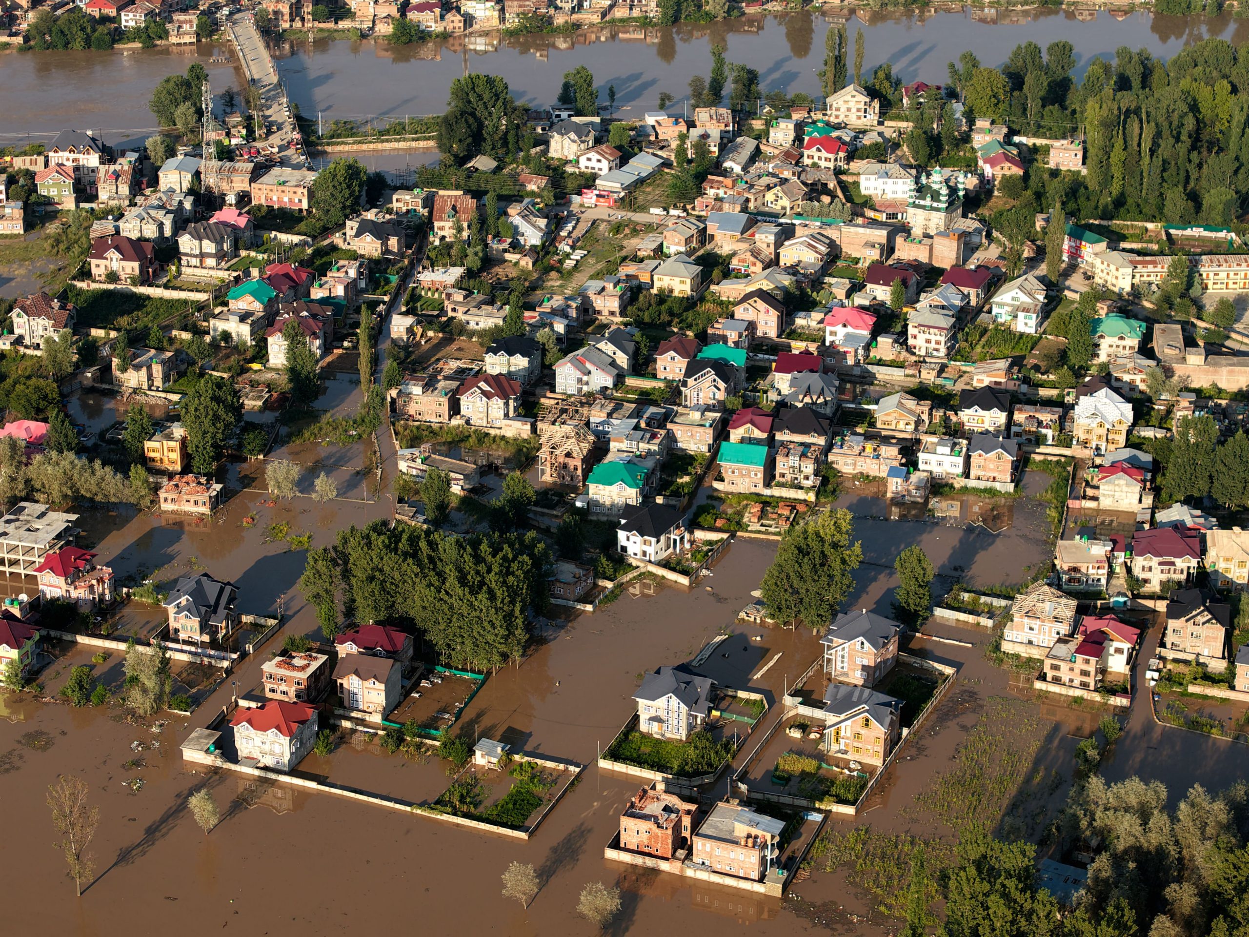 Vue aérienne d'inondations urbaines massives