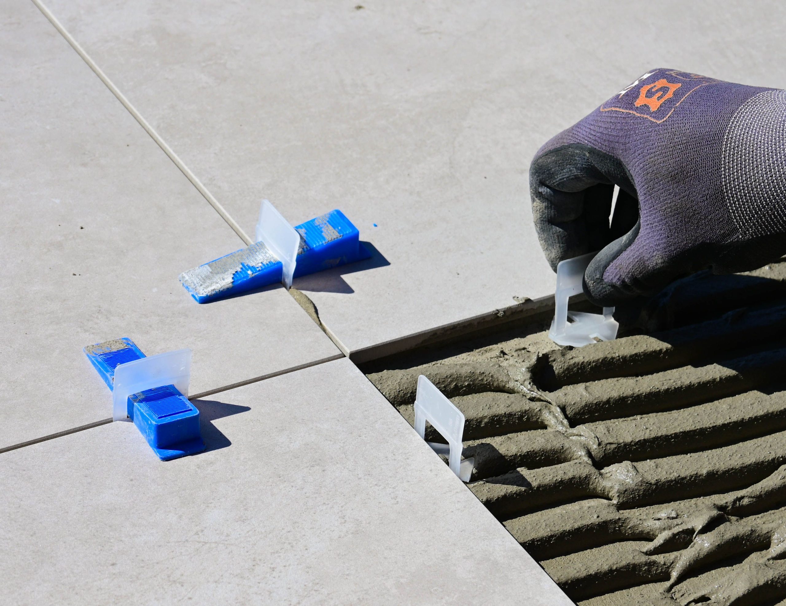 Installation professionnelle carrelage avec espaceurs et niveaux