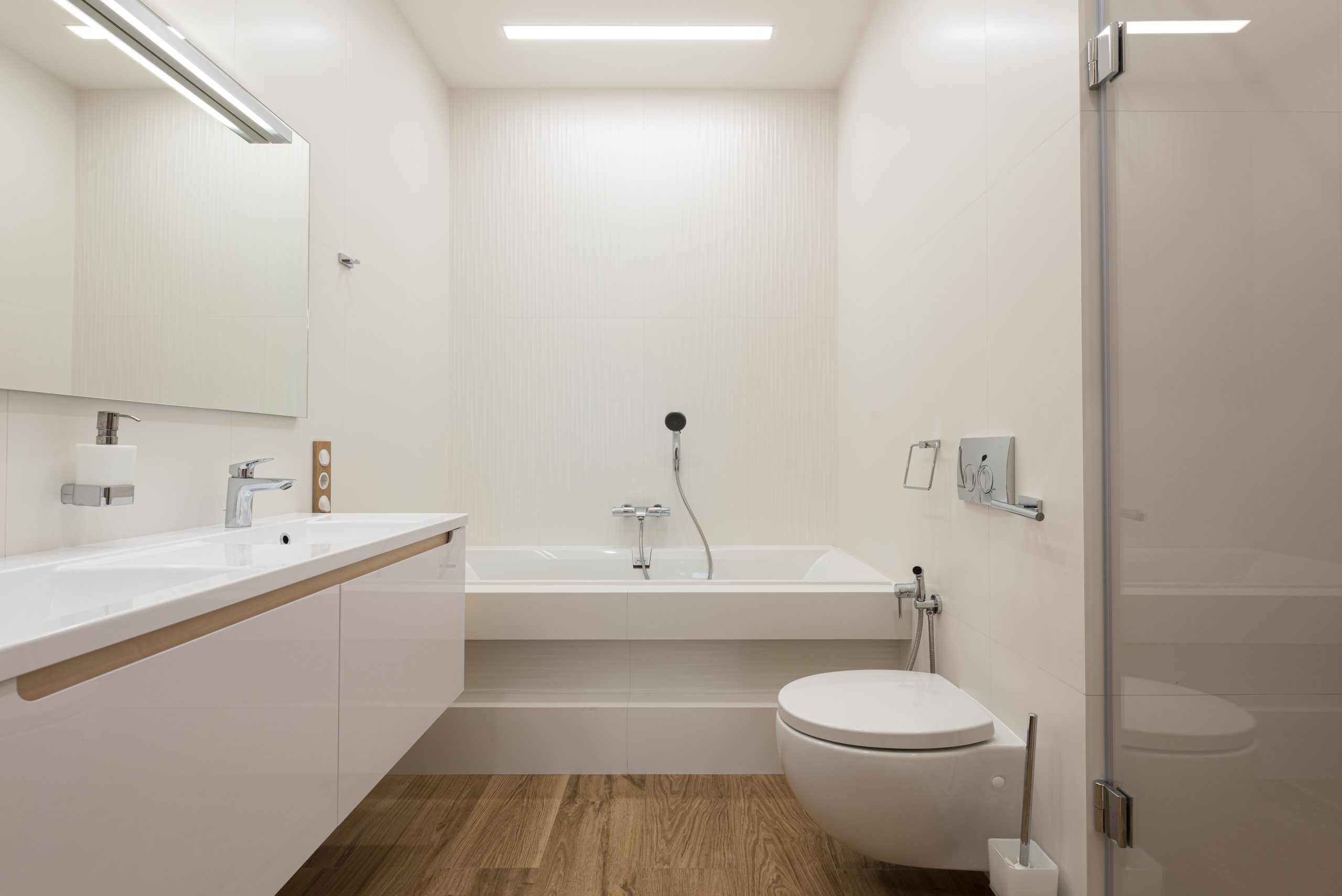 Salle de bain contemporaine avec baignoire blanche