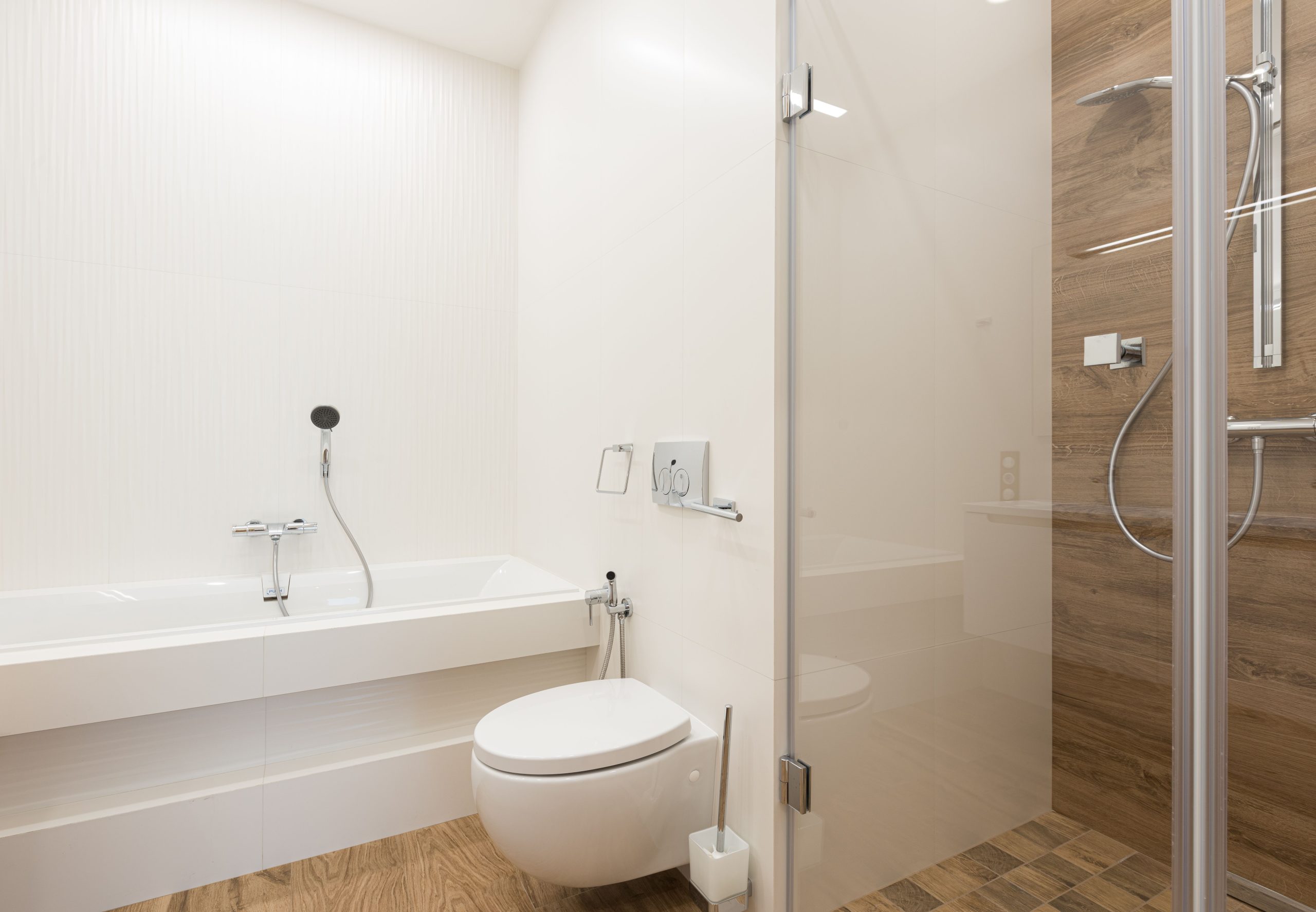 Salle de bain spacieuse avec douche et baignoire