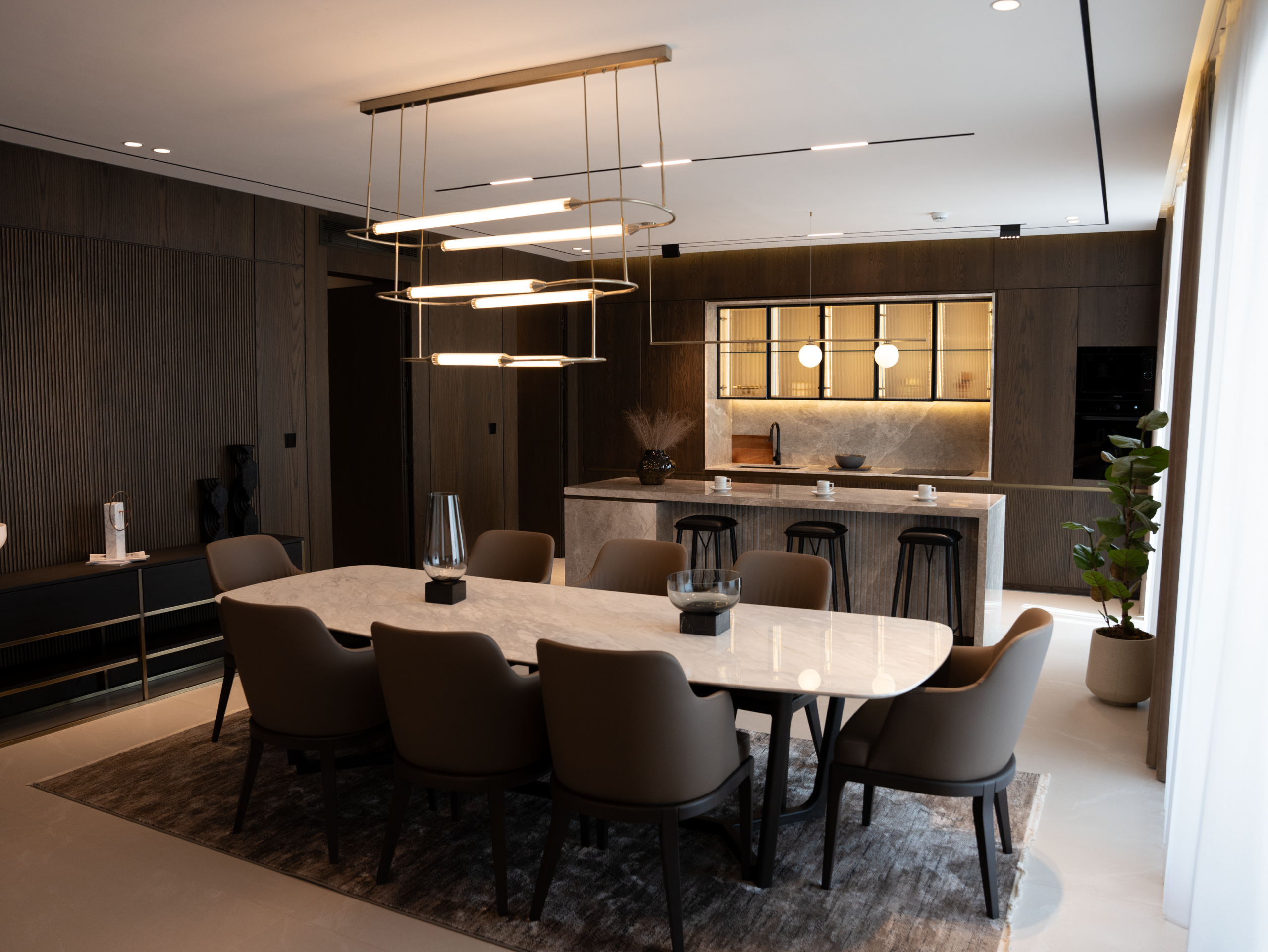 Salle à manger contemporaine avec table marbre.