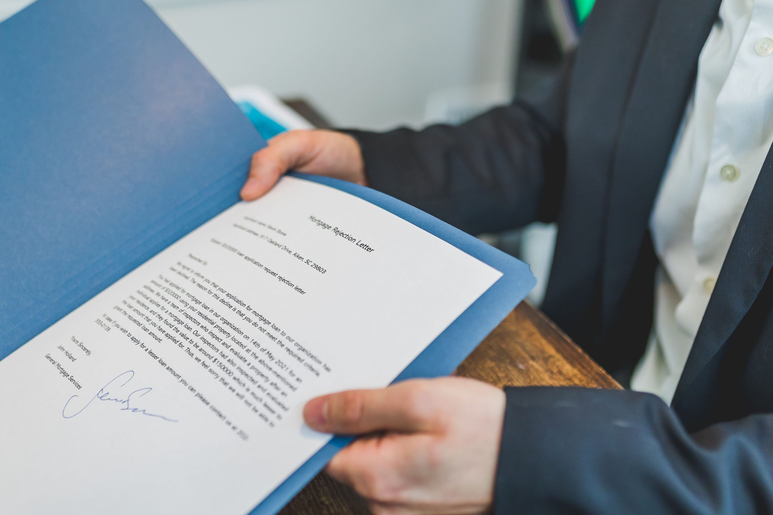 Gros plan contrat immobilier examiné par professionnel