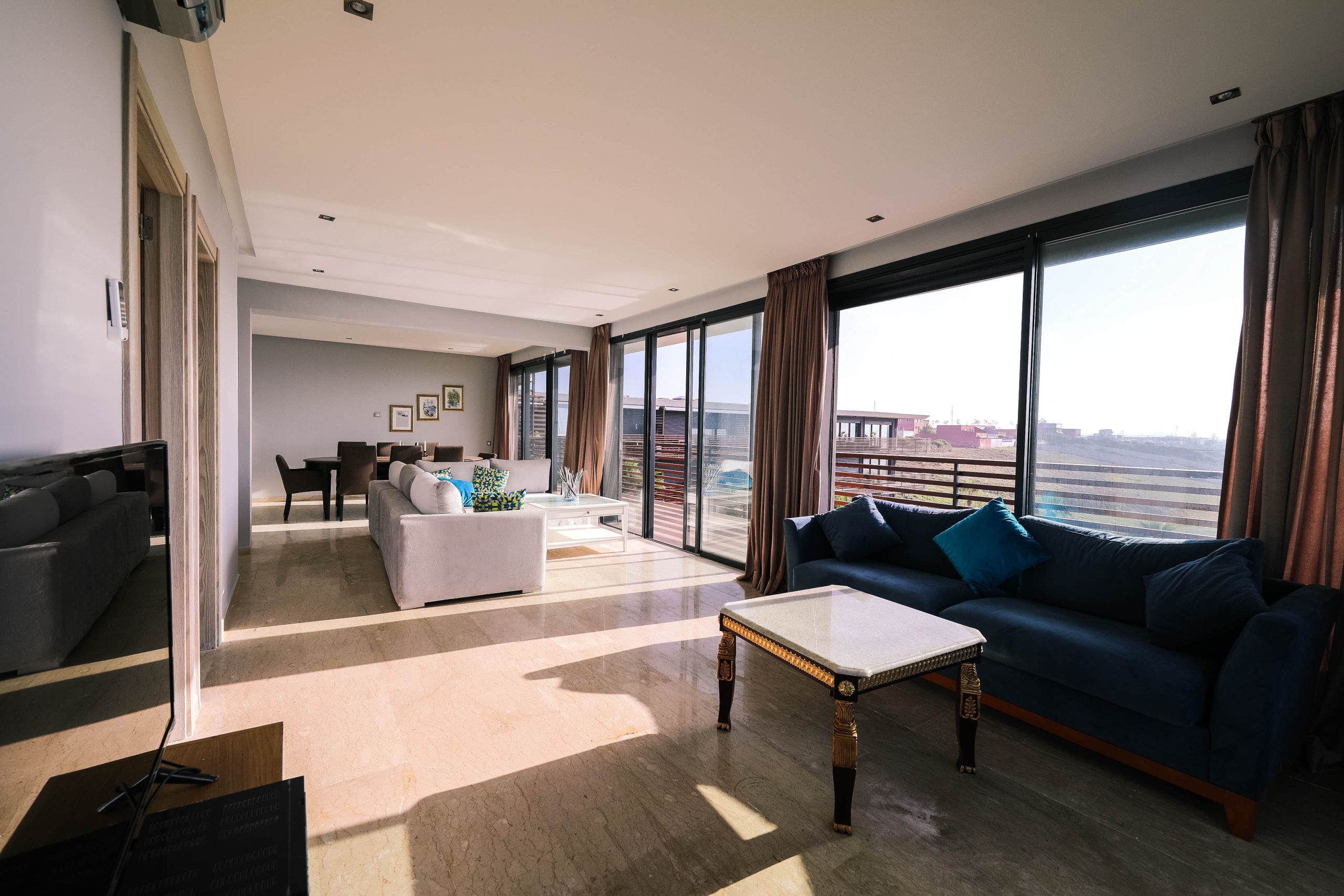 Salon contemporain lumineux avec vue sur ville