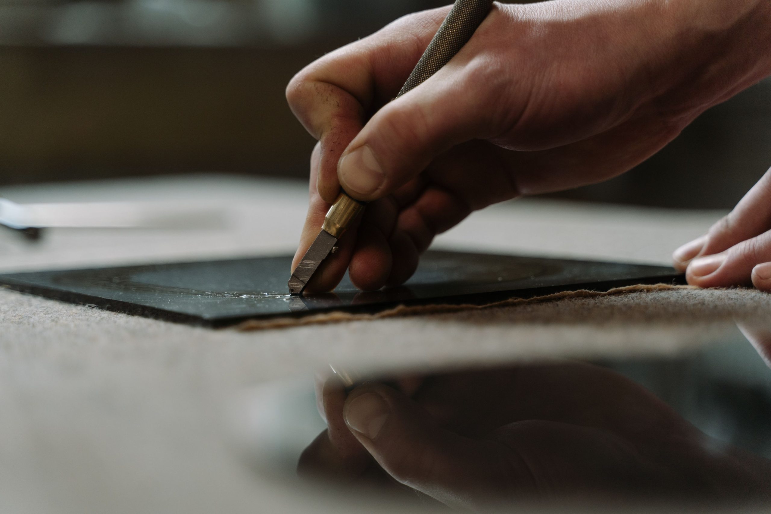 Main coupant du verre avec precision en atelier