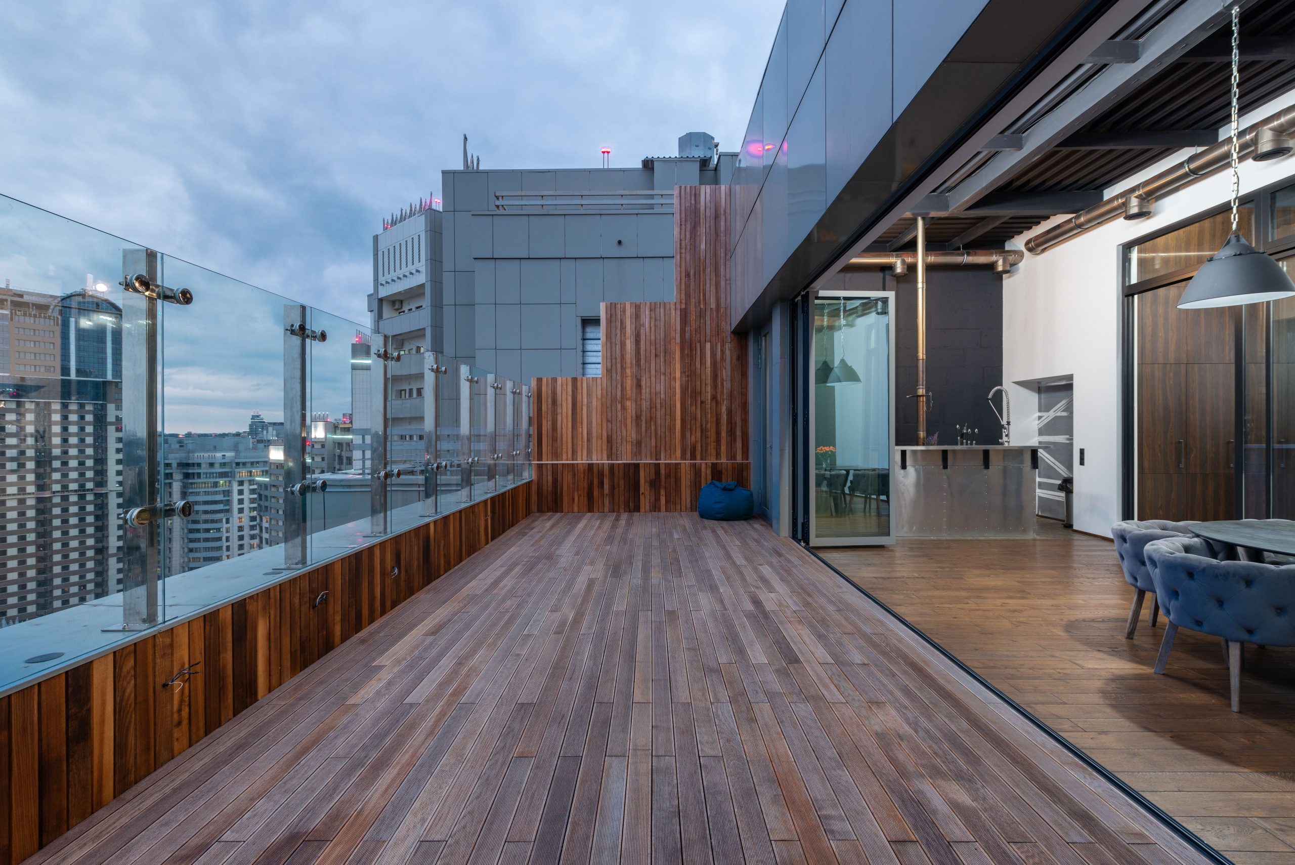 Terrasse spacieuse moderne avec plancher bois.