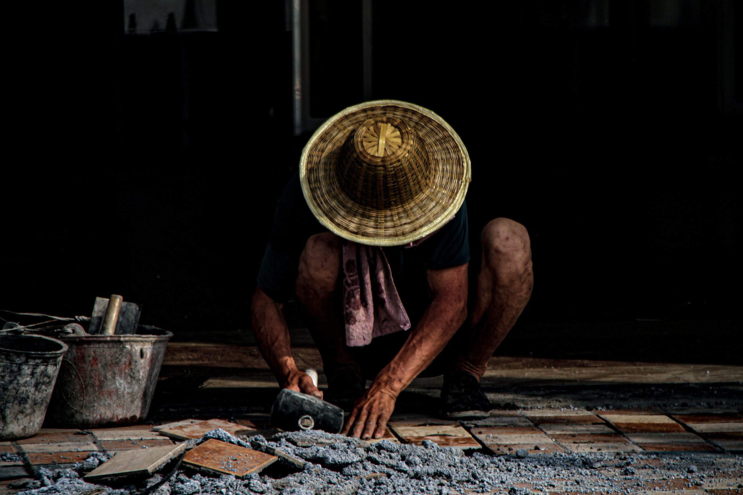 Artisan installant du carrelage à l'extérieur