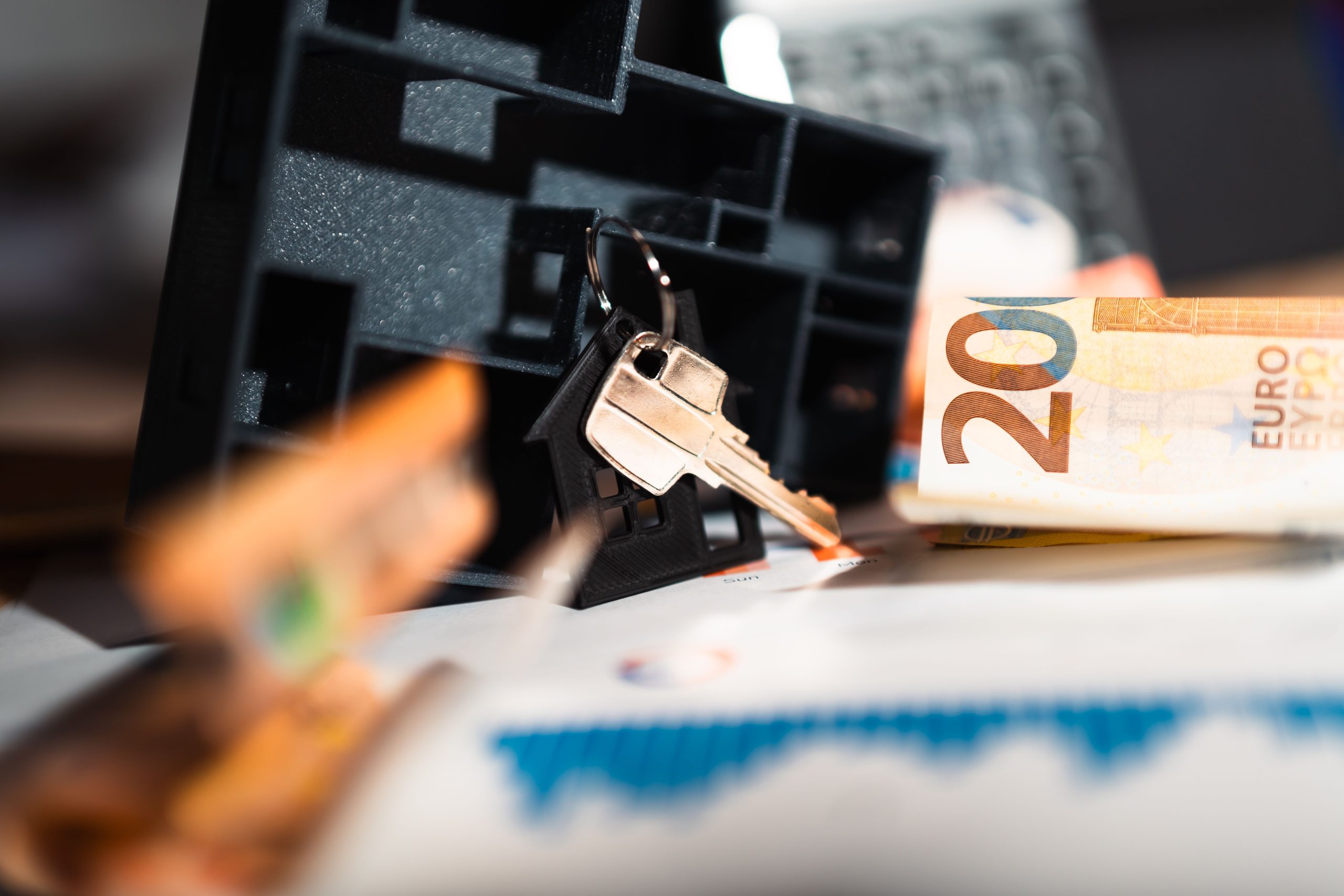 Clés, billets euros et graphiques immobiliers