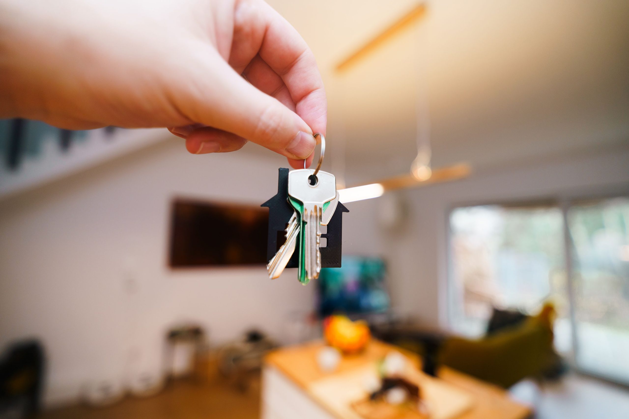 Main tenant des clés dans un logement moderne