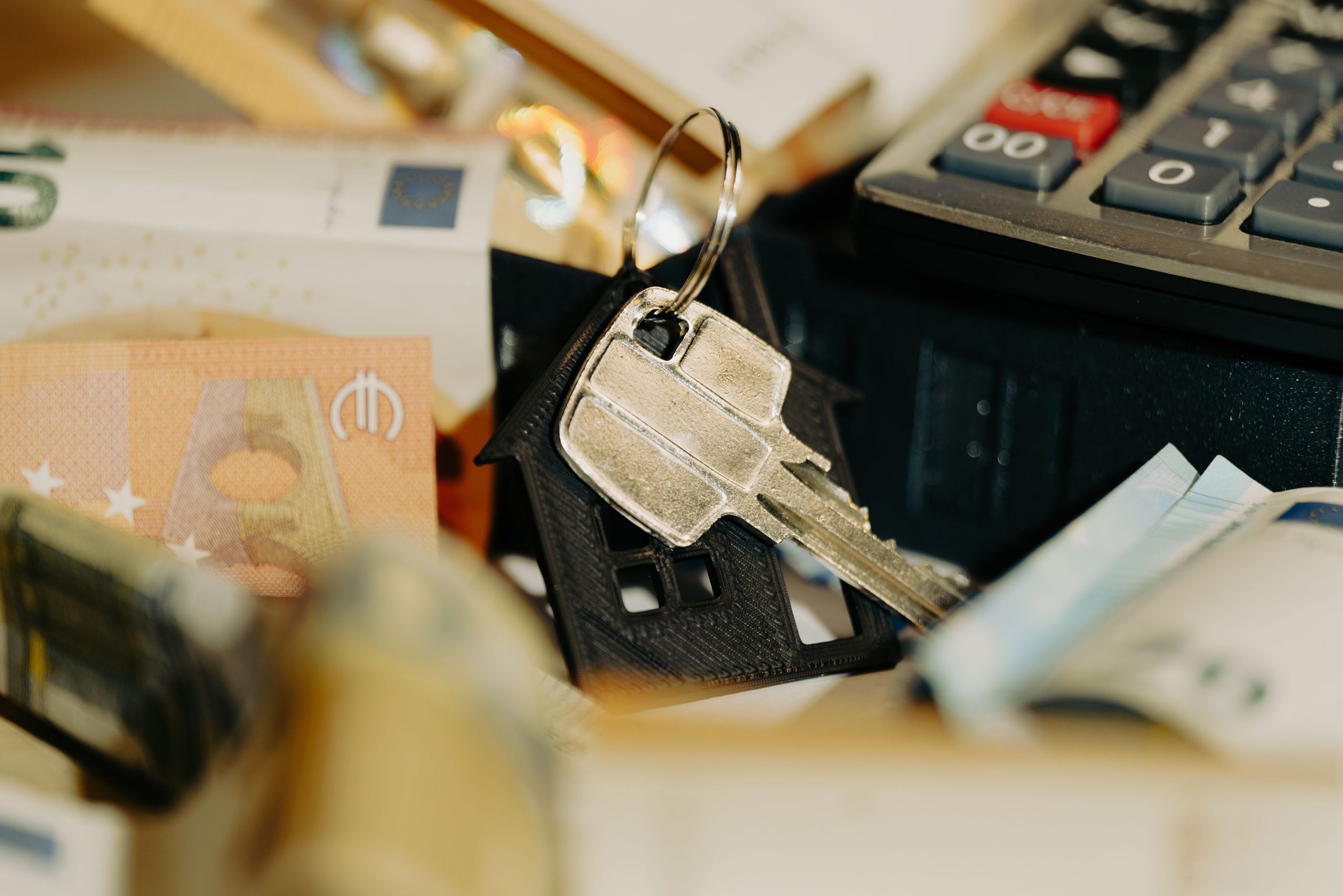 Clés maison, euros et calculatrice sur table investissement