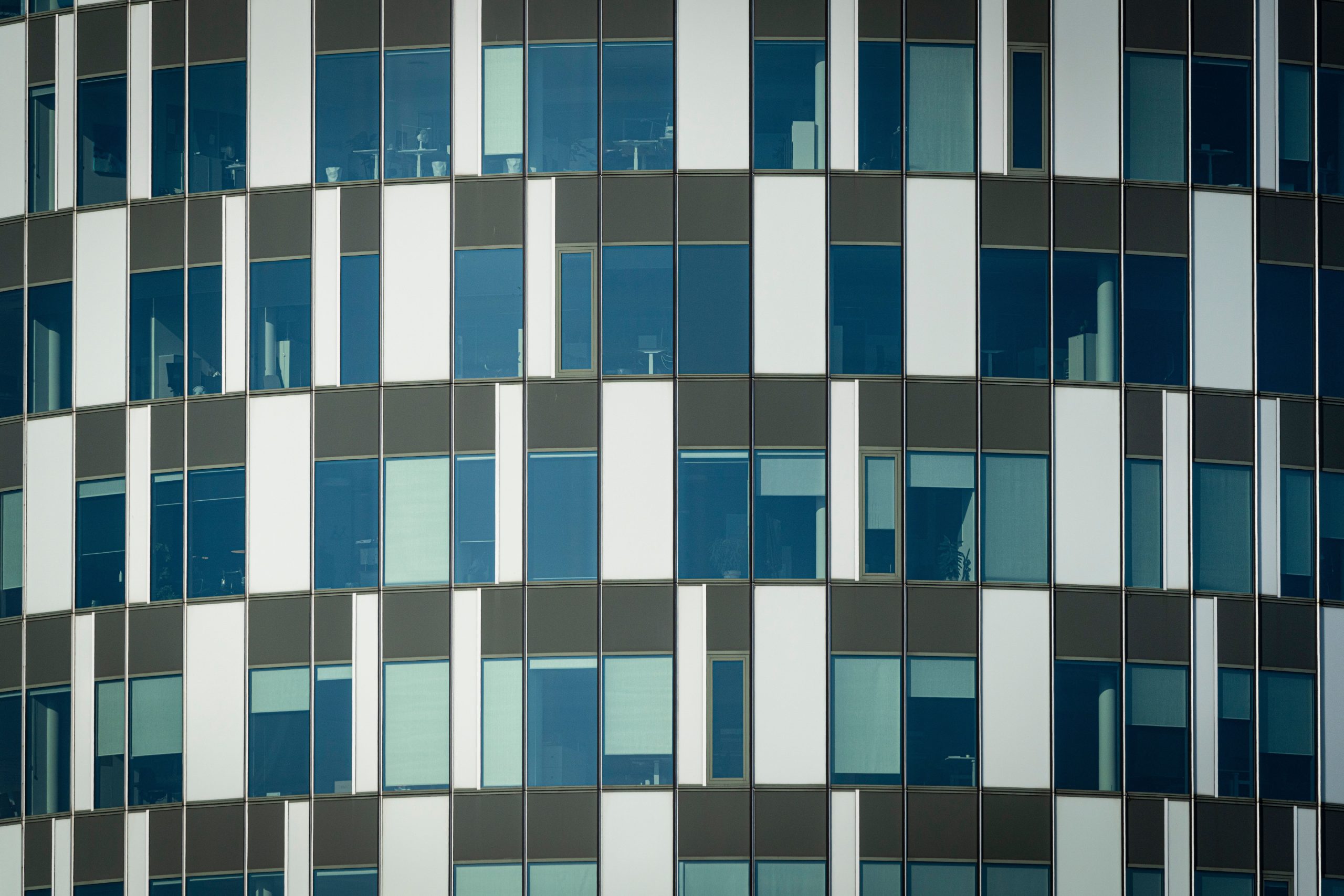 Façade de bureau moderne aux motifs géométriques vitrés