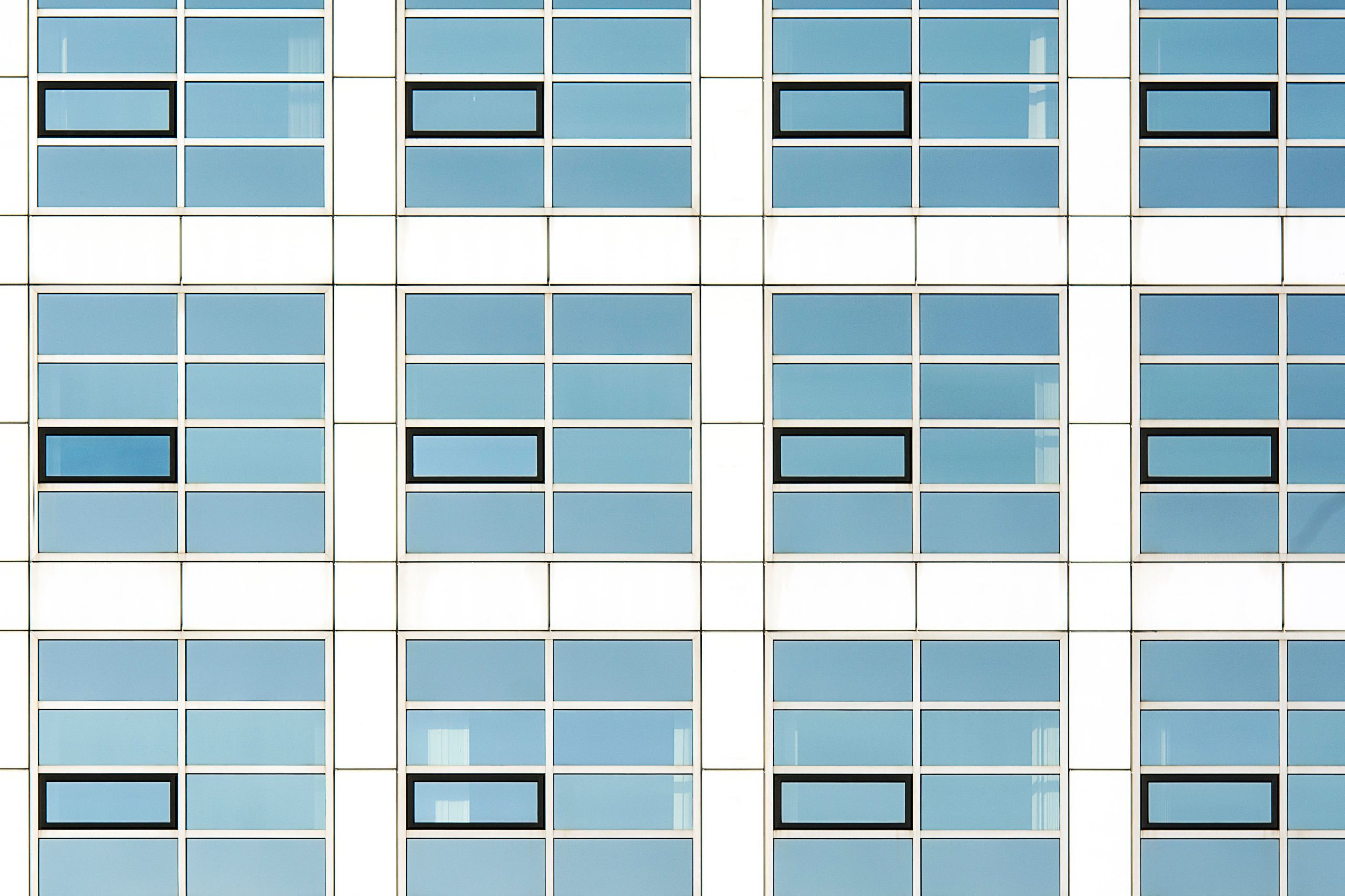 Façade d'immeuble moderne avec fenêtres alignées