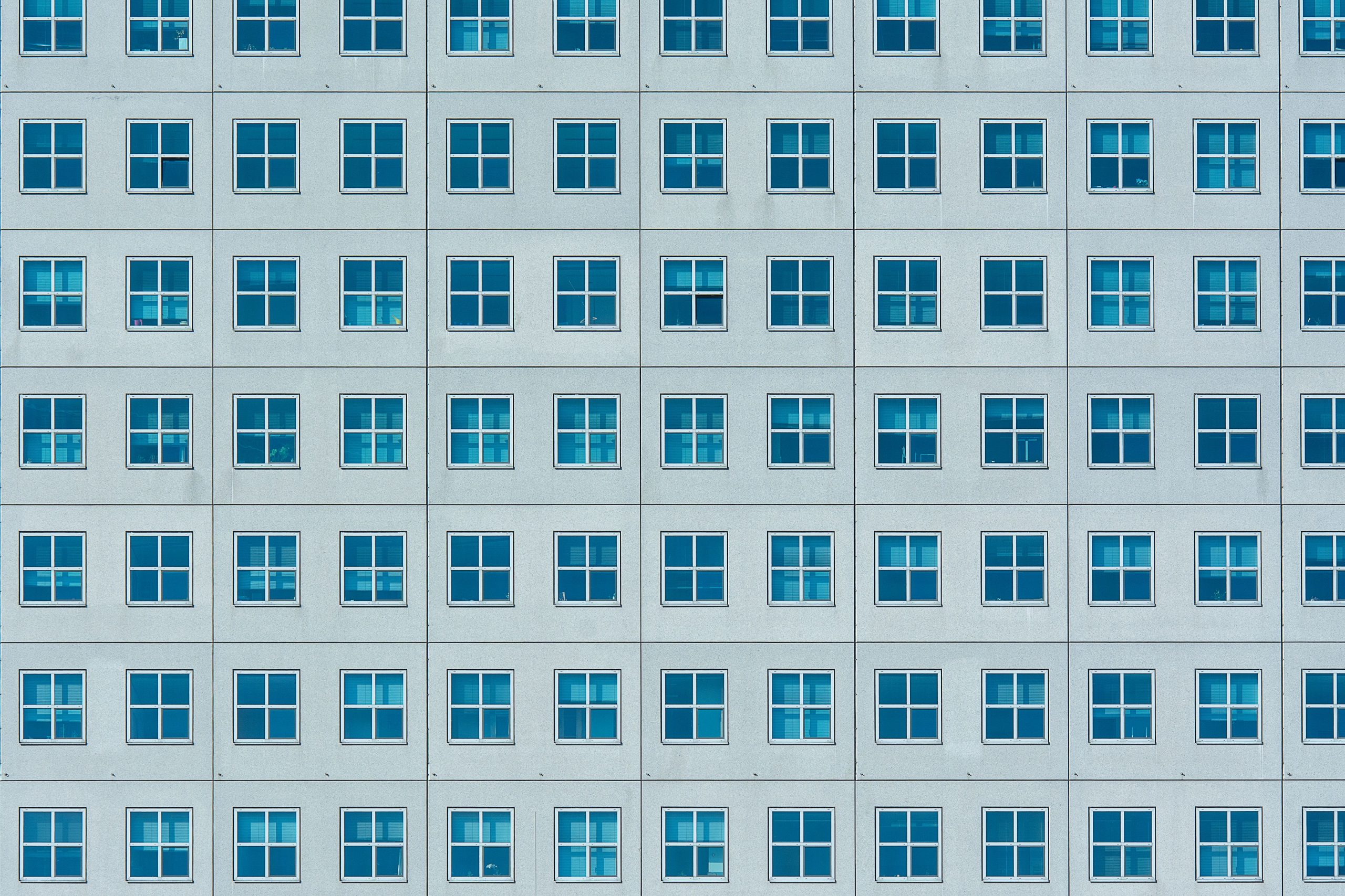 Façade symétrique aux fenêtres bleues à Rotterdam