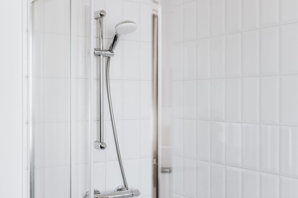 Comment combler l&rsquo;espace entre receveur et sol durablement ?