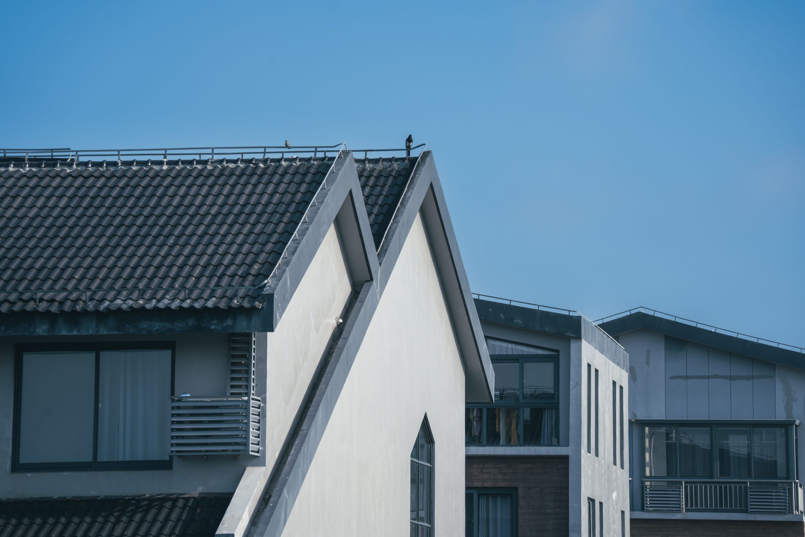 Immeubles modernes aux toitures architecturales variées