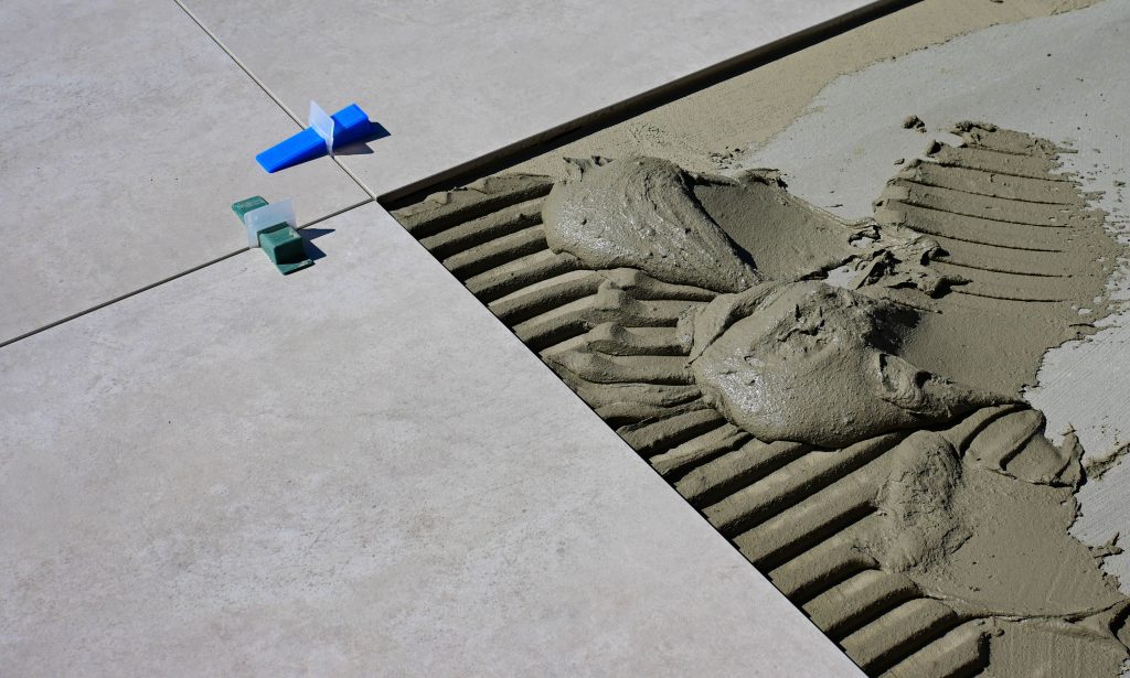 Pourquoi le joint de carrelage ciment tache si souvent les carreaux ?