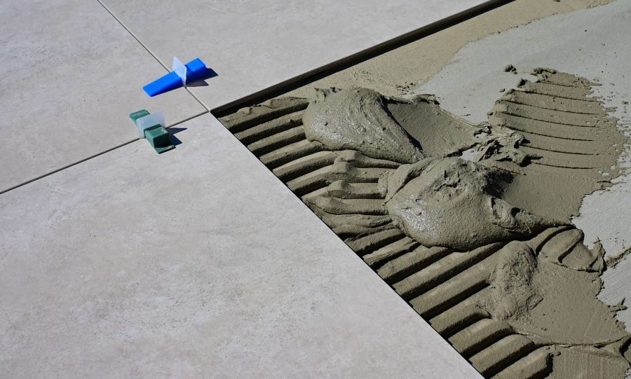 Pourquoi le joint de carrelage ciment tache si souvent les carreaux ?