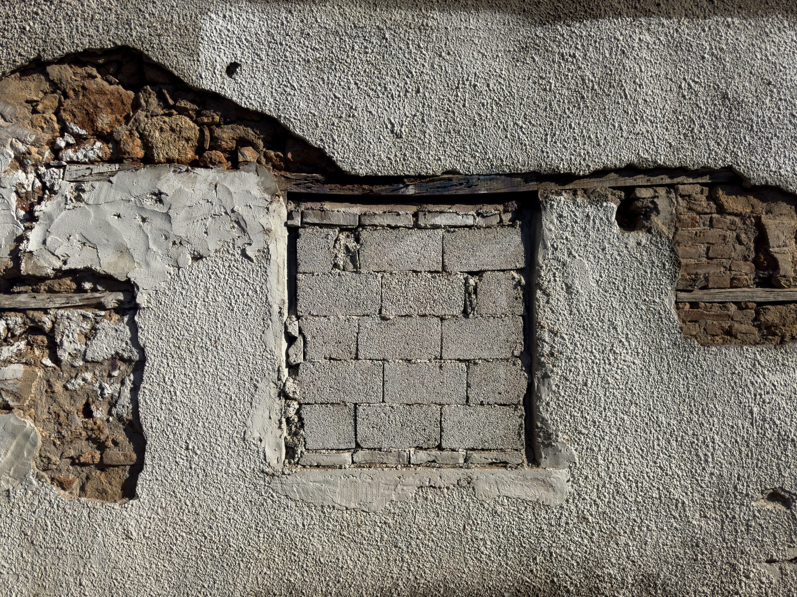 Mur ancien avec texture rugueuse et usée