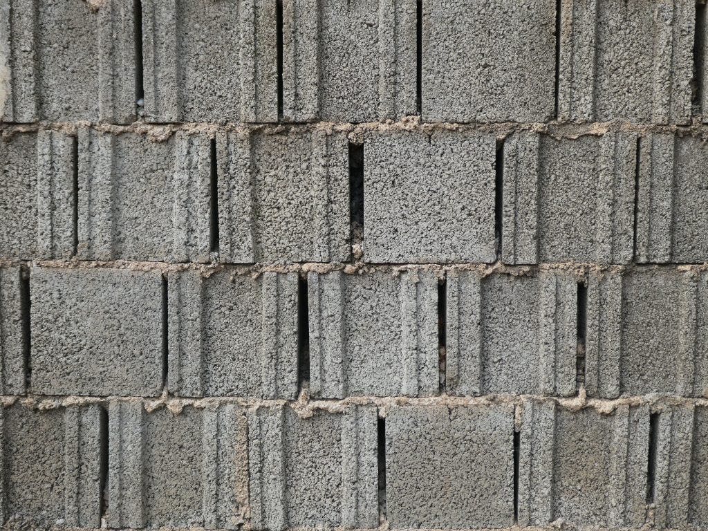 Peut-on laisser un mur en parpaing sans enduit ?