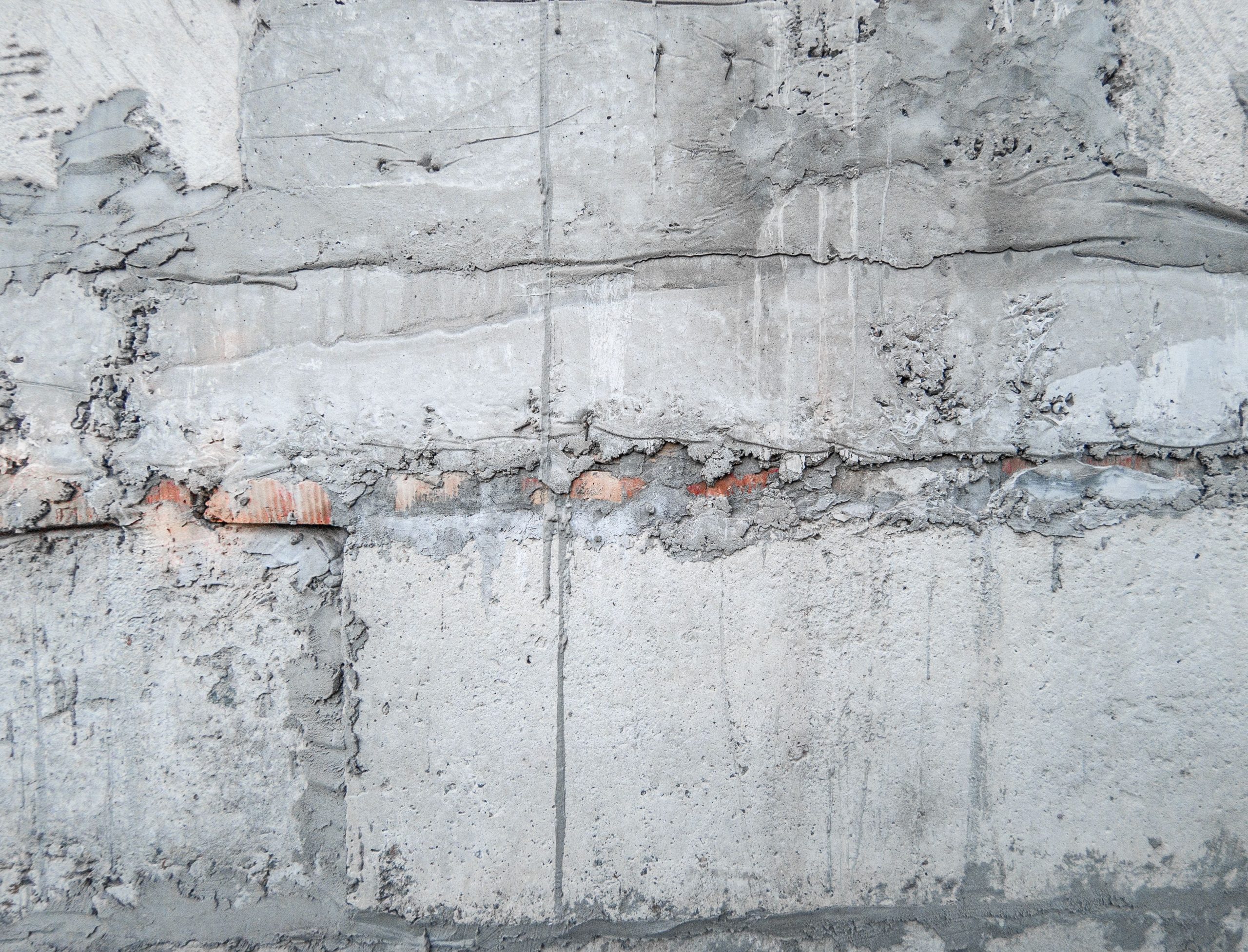 Mur en pierre avec enduit gris vieilli