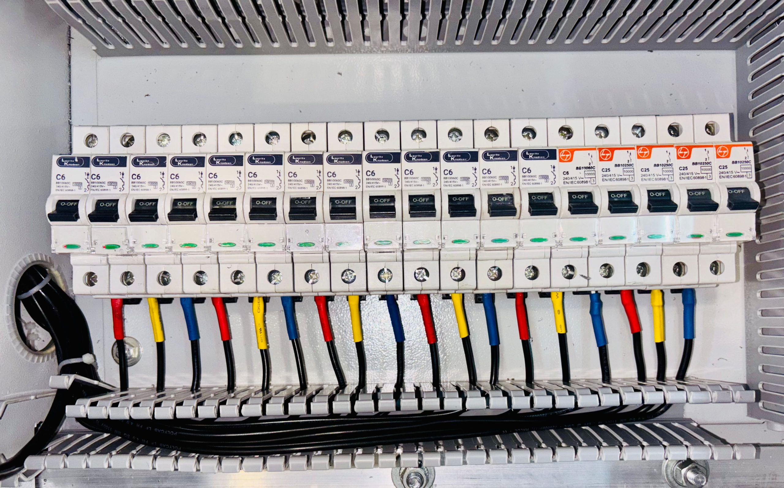Panneau disjoncteur organisé câblage code couleur