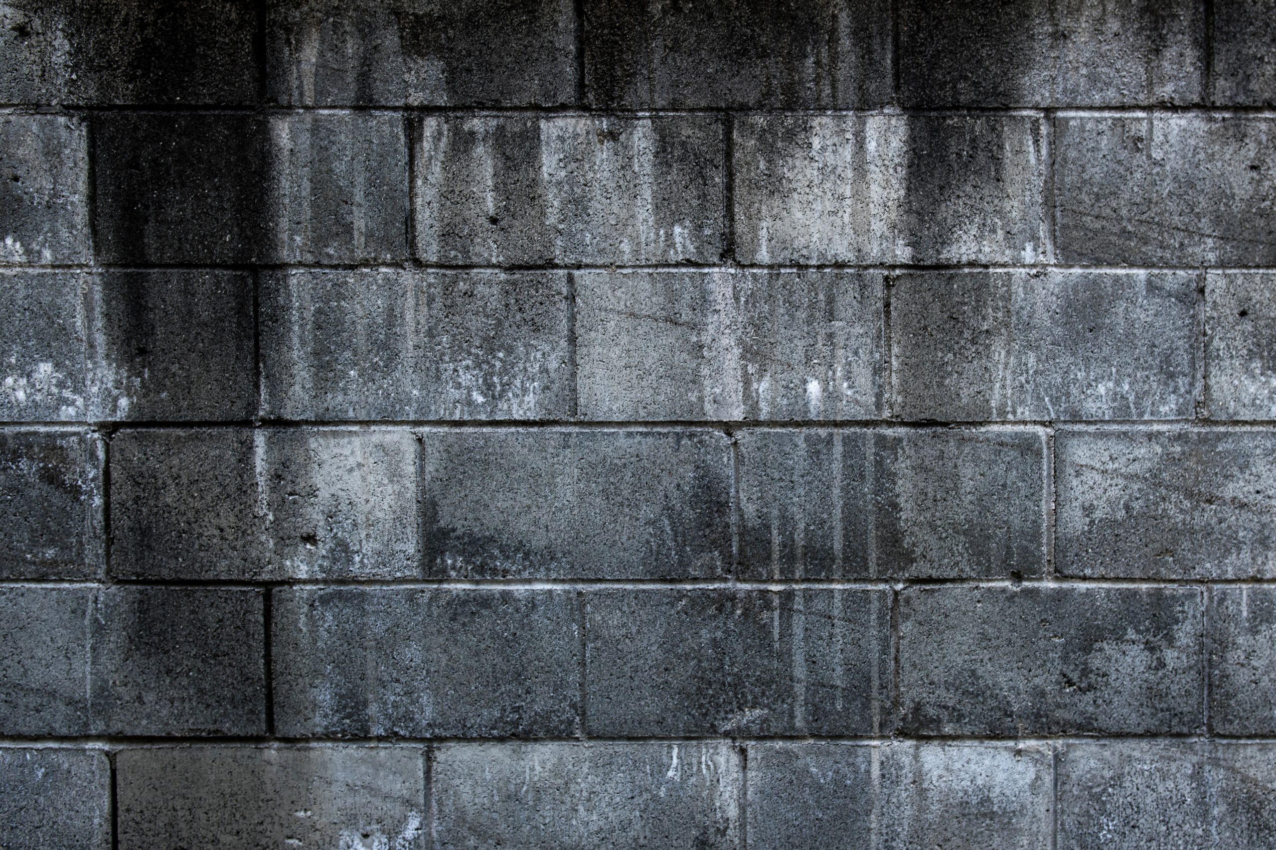 Mur en parpaing abîmé par le temps