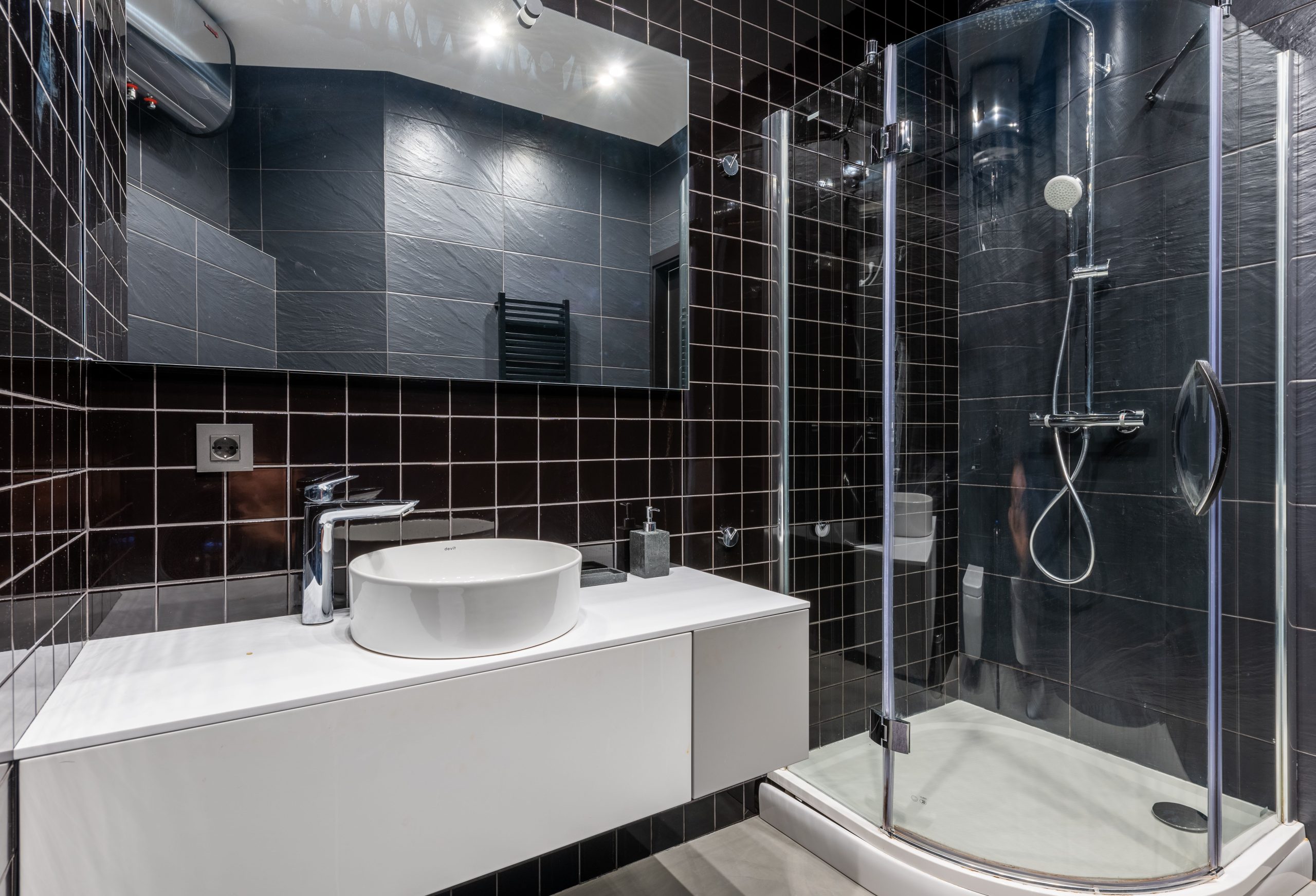 Salle de bain moderne avec lavabo céramique et douche vitrée