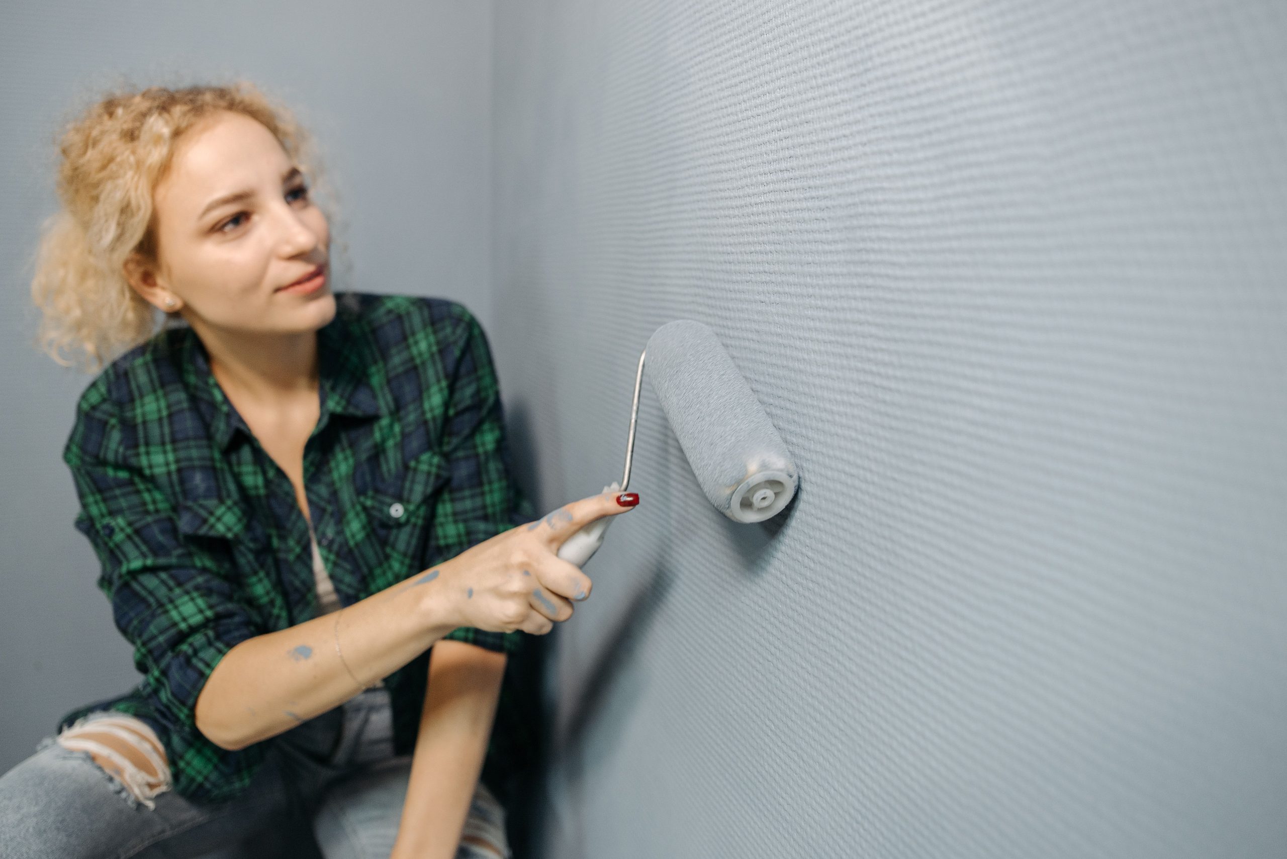 Femme appliquant de la peinture au rouleau
