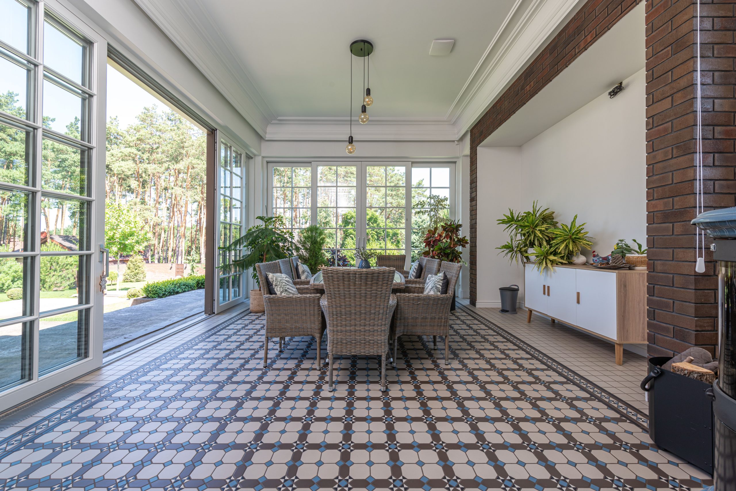 Veranda lumineuse avec mobilier rotin détente